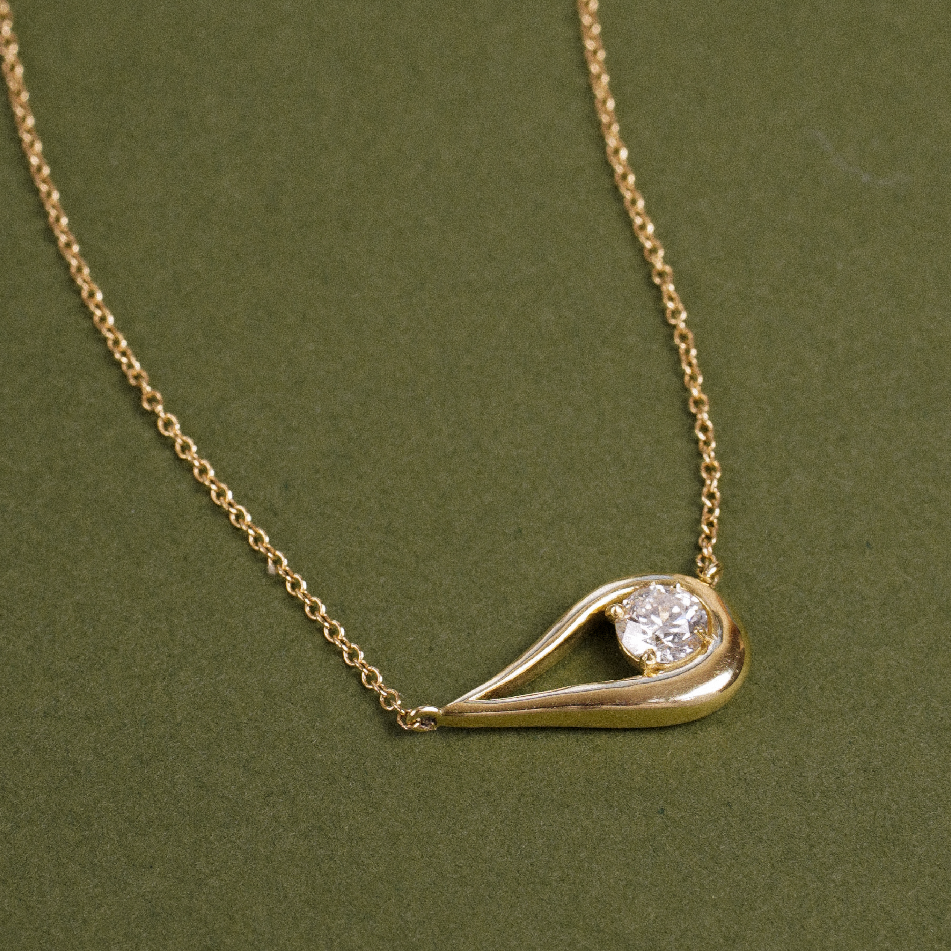 Harp Éclat Diamond Necklace in 18K Gold