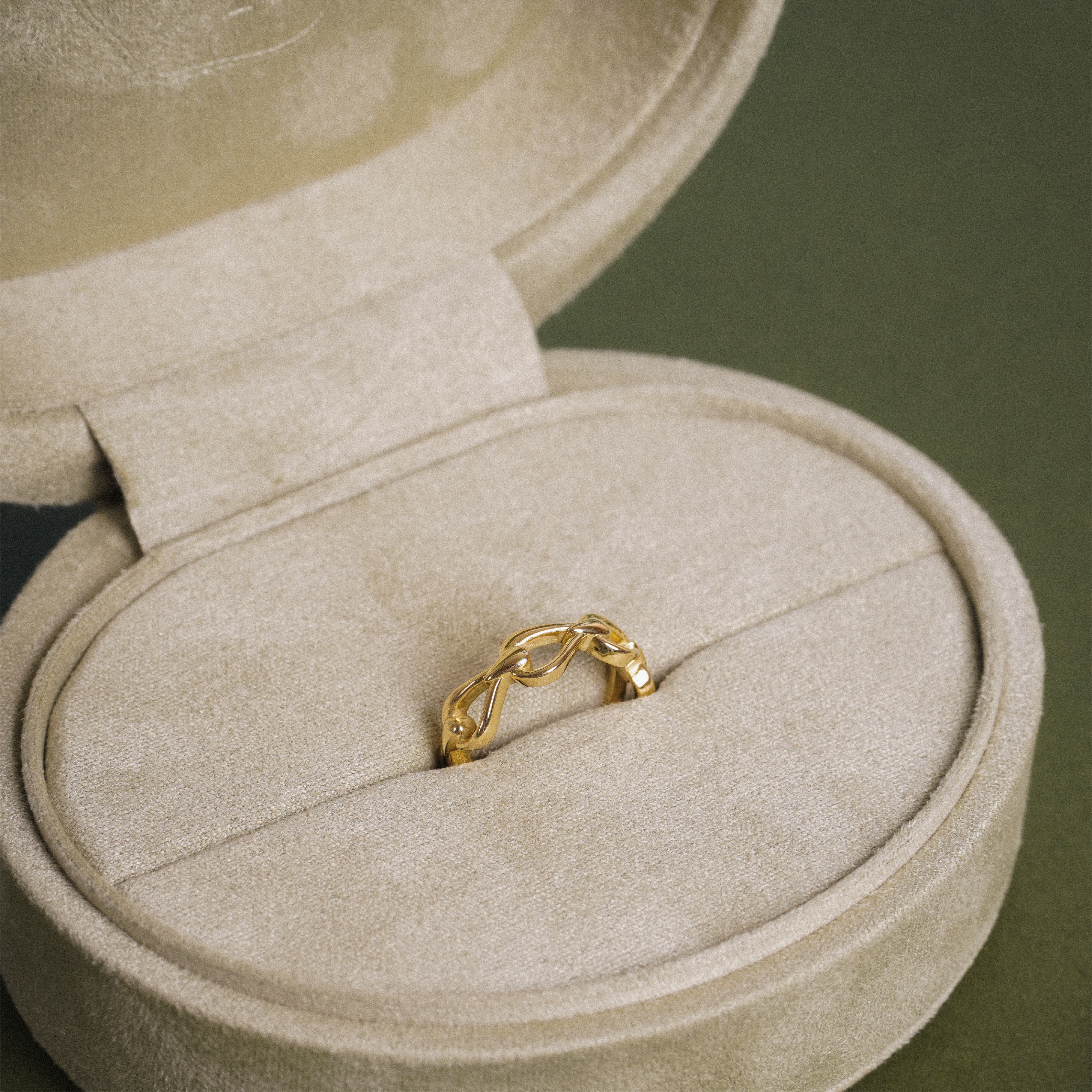 Harp Eternity Ring in 18K Gold